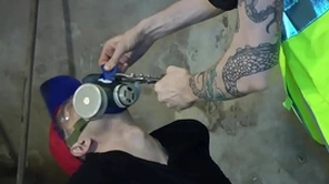 Nicky deepthroat denk in gasmask