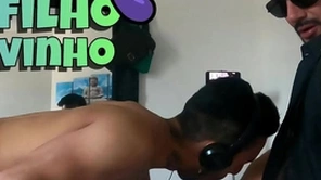 Família corrompida - padrasto ajuda seu enteado a desfrutar com um pau duro na bunda! - o padrasto musculoso sem sela fode seu lindo rabo novinho  - shrubs alex