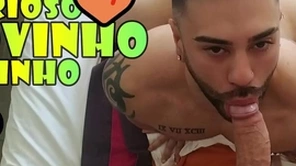 Bonitinho curioso novinho vizinho amador espionando o vizinho ao lado e fica com pau - pega twink cheirando seu pau -  com alex barcelona e milton - espionando o vizinho gostoso