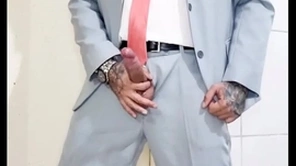 Macho de terno mostrando pica