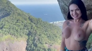 Novinha dando na pedra bonita - cartão postal perform rio de janeiro www.afroditerj.com